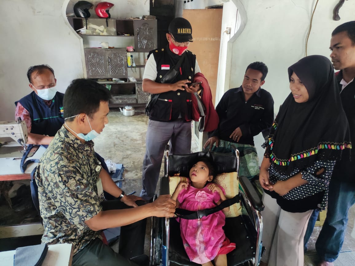 Fasilitasi bantuan kursi roda untuk ananda Nur Salimah